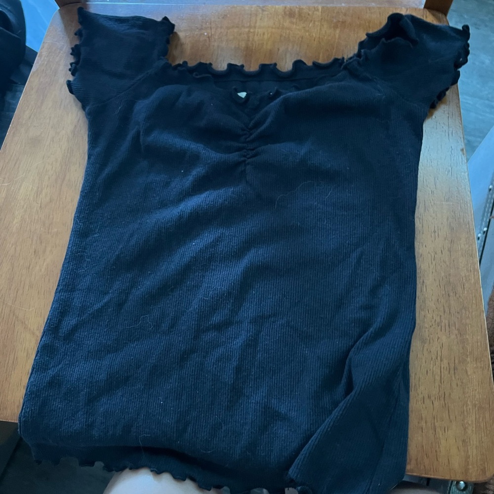 Small hollister shirt can style multiple ways